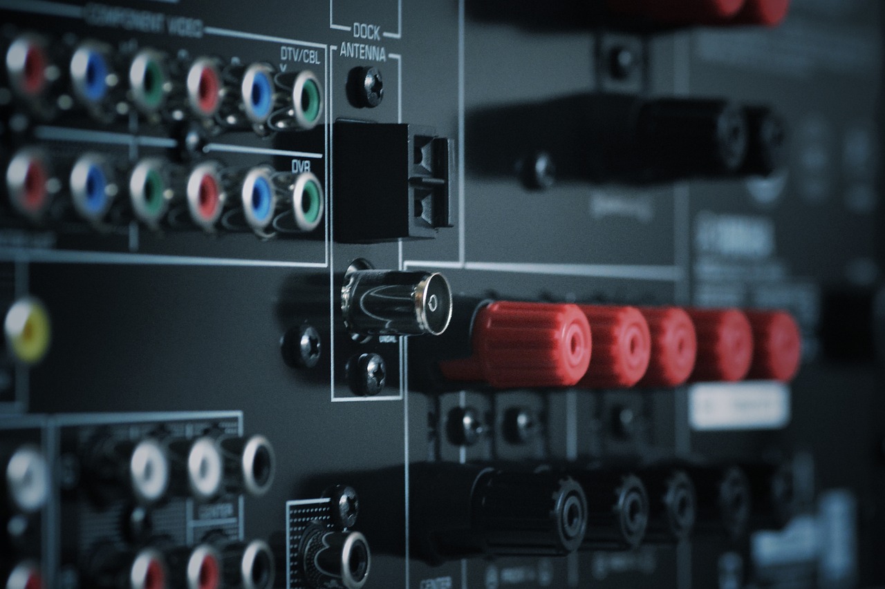 Immagine di un televisore con un impianto audio, evidenziando miglioramenti sonori sul digitale terrestre.