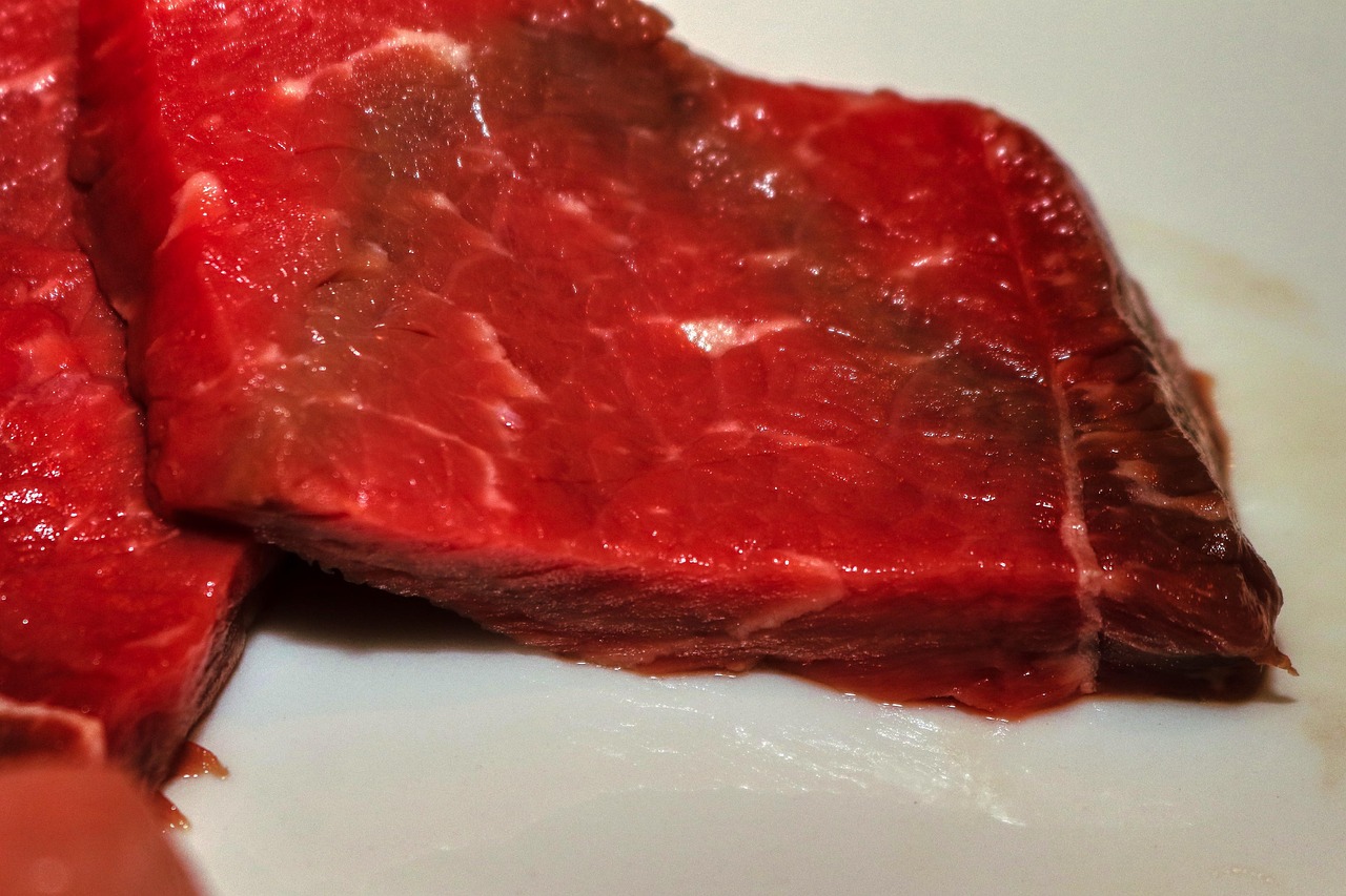 Carne riscaldata su un piatto, evidenziando il cambiamento di colore e consistenza.