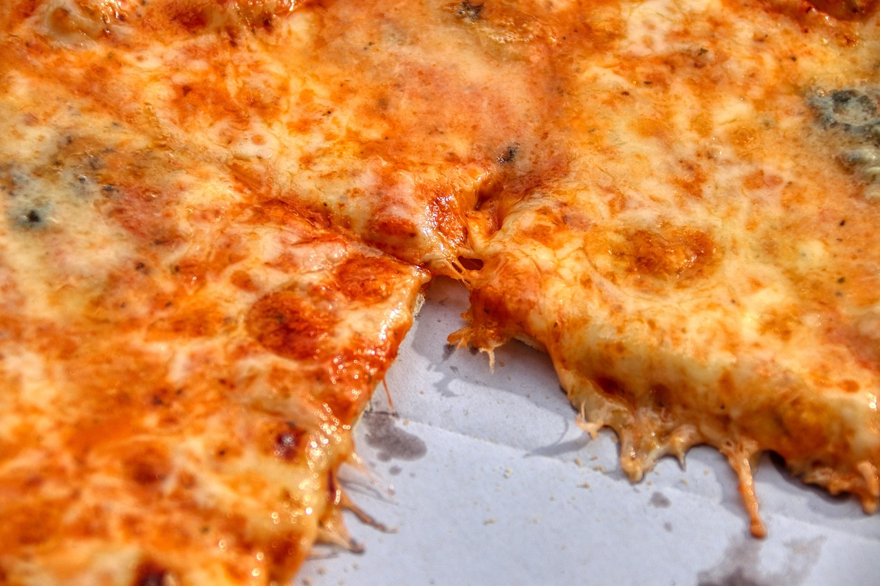 Pizza fredda il giorno dopo, con fette appetitose su un piatto bianco.