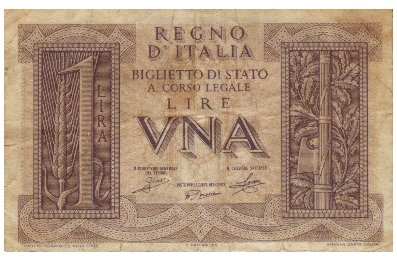 Monete da 5 lire vintage su un tavolo, simbolo di un possibile tesoro nascosto in casa.