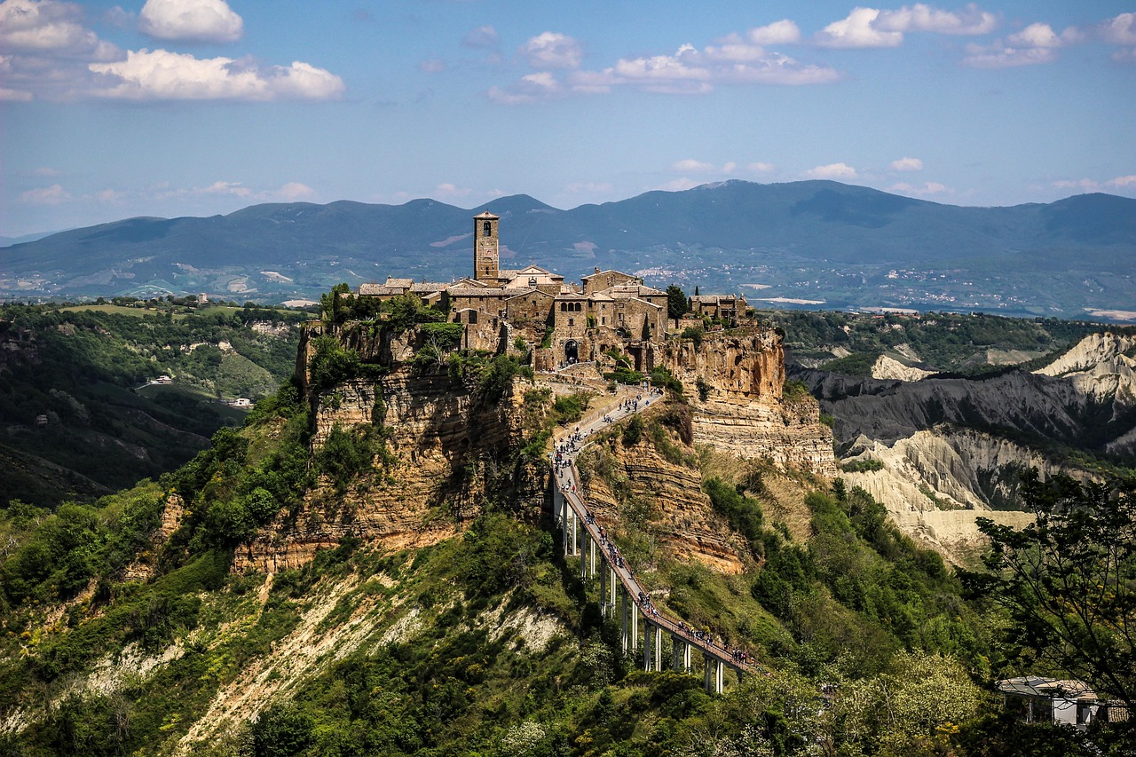 Vista panoramica di un paesaggio italiano che esprime armonia e bellezza naturale.